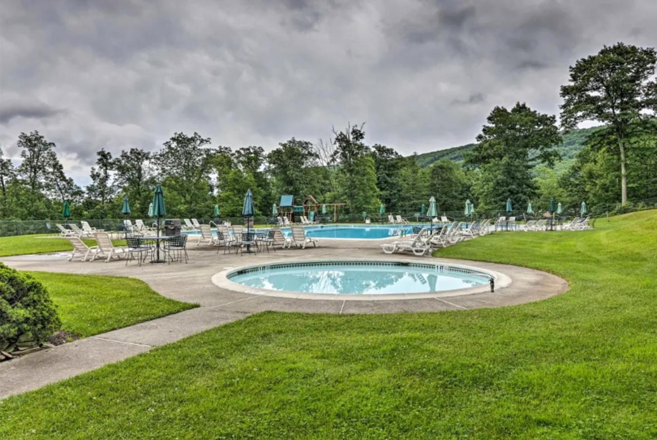 Pocono Mountain Home , Hot Tub- 1 Mile To Skiing! Таннерсвілл Екстер'єр фото